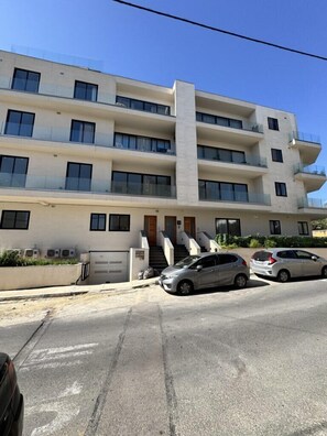 Exterior - Stunning 2 Bed Penthouse near St. Julian's w/ Pool (Is-Swieqi)