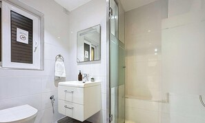 Shower, hair dryer, towels, shampoo - Historic Malta Home with Rare Indoor Cave Pool (Il-Mellieħa)