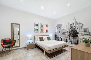 Tabla de planchar con plancha, cuna de viaje, wifi y ropa de cama 
