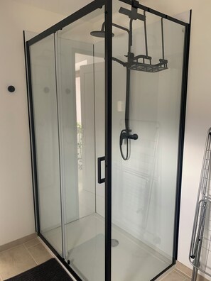Dusche, Haartrockner, Handtücher, Seife