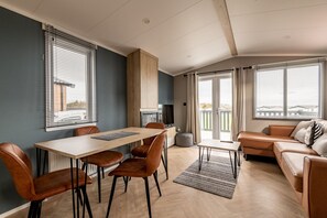 TV, fireplace - Lodge No 21 | St Andrews Lodge Park (Strathkinness)