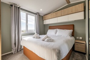 2 bedrooms, iron/ironing board, free WiFi, bed sheets - Lodge No 21 | St Andrews Lodge Park (Strathkinness)