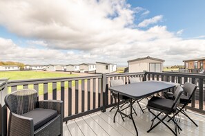 Outdoor dining - Lodge No 21 | St Andrews Lodge Park (Strathkinness)