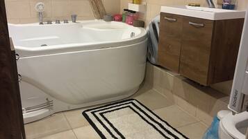 Douche, baignoire à jets, sèche-cheveux, bidet