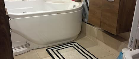 Regadera, tina de hidromasaje, secadora de cabello, bidet