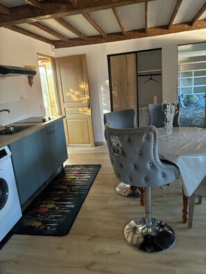 Dining - Getaway & wellness accommodation Massage Jacuzzi Sauna (Ravenel)