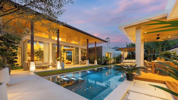 A modern house with a swimming pool, outdoor seating, and a covered patio area. - Luxury 4BR Pool Villa Botanica Prestige (Choeng Thale)