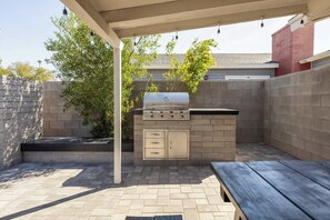 Terrace/patio - The Saguaro: Pool, Fire Pit, BBQ & Patio Lounge (Scottsdale)
