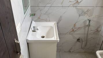 Deluxe Room | Bathroom