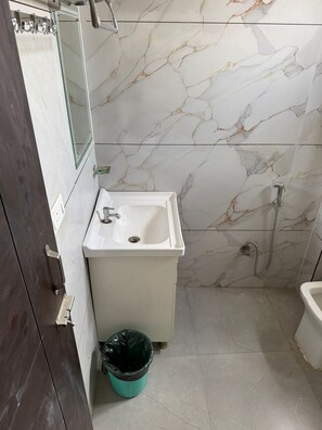 Deluxe Room | Bathroom