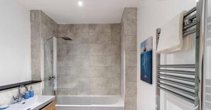 Toallas, jabón, papel de baño 