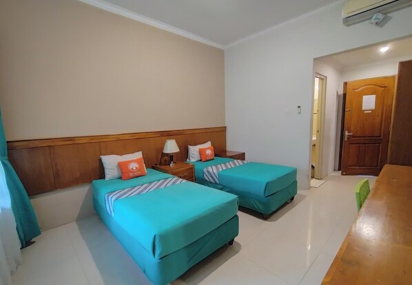 Premium bedding, desk, laptop workspace, free WiFi - HOTEL URBAN LATIFA YOGYAKARTA (Depok)