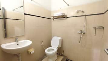 Shower, pancuran hujan, perlengkapan mandi gratis, dan handuk