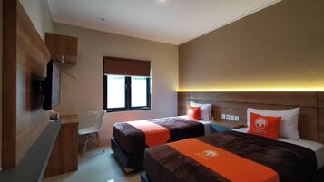 Kamar Twin Eksekutif | Seprai premium, meja kerja, ruang kerja ramah laptop, dan Wi-Fi gratis