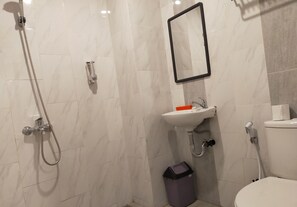 Shower, rainfall showerhead, free toiletries, towels - HOTEL URBAN LATIFA YOGYAKARTA (Depok)