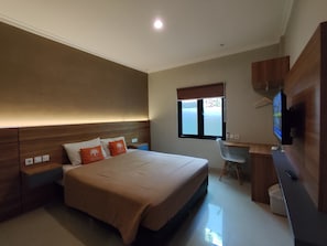 Executive Double Room | Premium bedding, desk, laptop workspace, free WiFi - HOTEL URBAN LATIFA YOGYAKARTA (Depok)