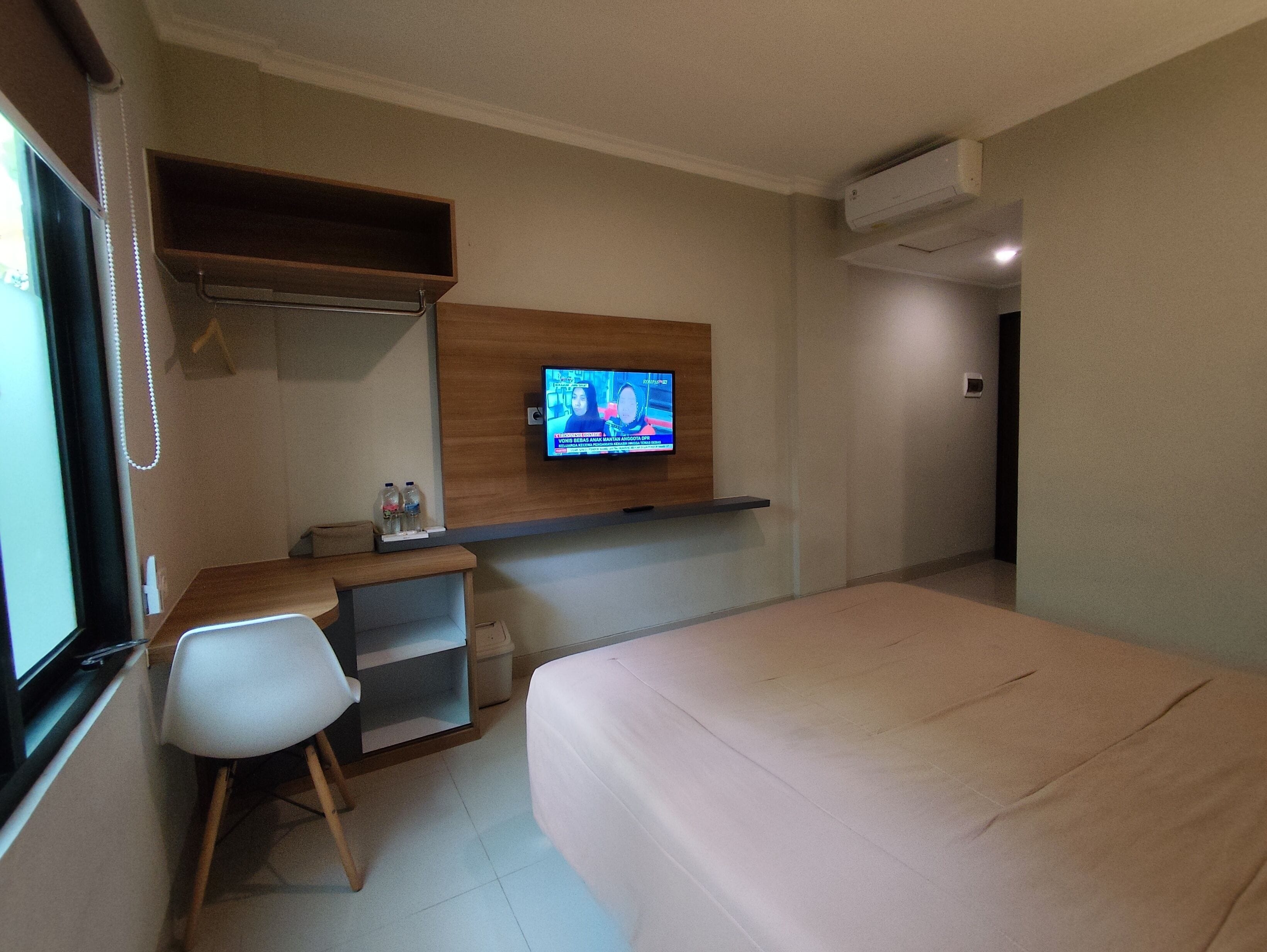 Premium bedding, desk, laptop workspace, free WiFi
