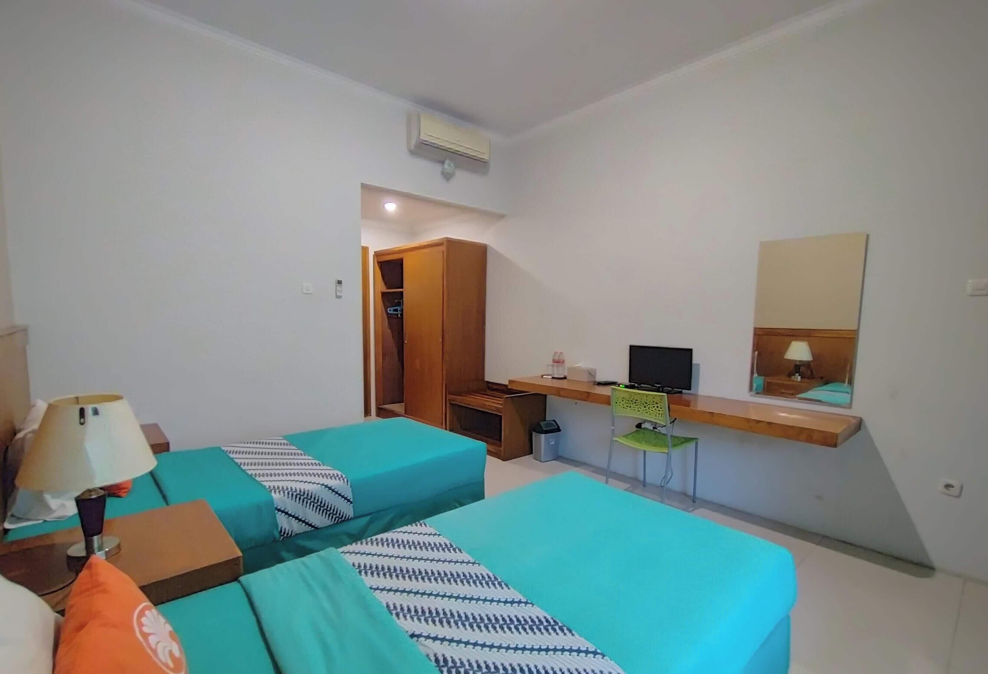 Premium bedding, desk, laptop workspace, free WiFi