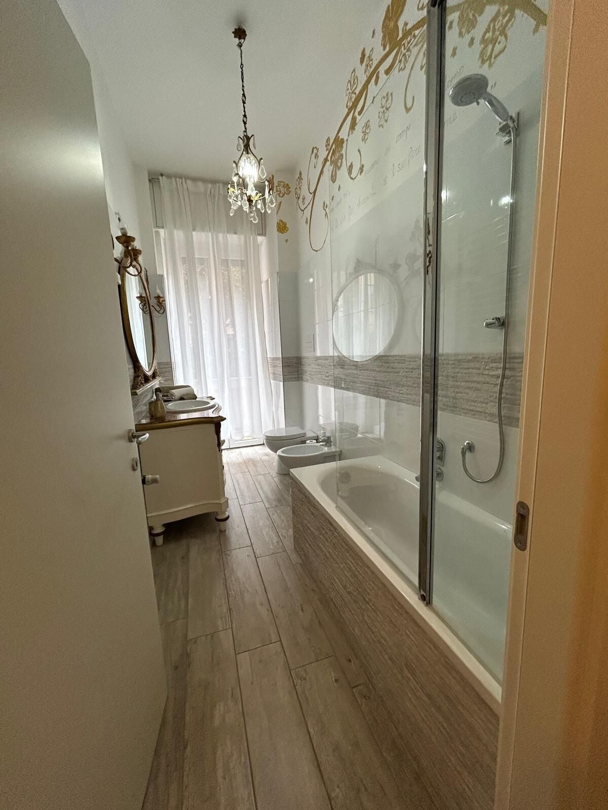 Douche, sèche-cheveux, bidet, serviettes fournies