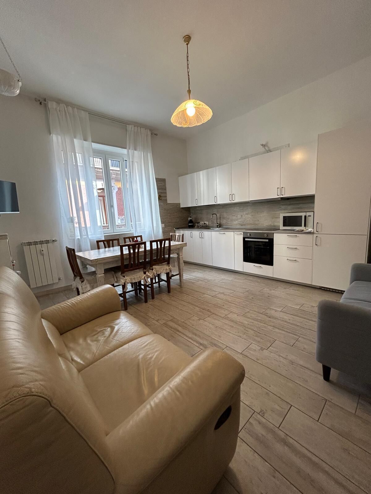 Un apartamento moderno con comedor, cocina y sala de estar.