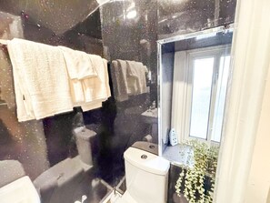 Bathroom - Praise Suite | Stylish Apartment • Parking • Wi-Fi (Barry)