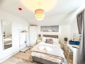 Room - Praise Suite | Stylish Apartment • Parking • Wi-Fi (Barry)