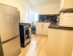 Private kitchen - Praise Suite | Stylish Apartment • Parking • Wi-Fi (Barry)