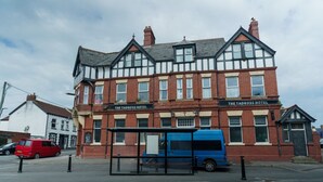 A traditional building with a sign reading 'The Tadross Hotel.' - Praise Suite | Stylish Apartment • Parking • Wi-Fi (Barry)