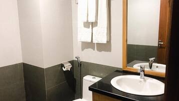 Classic Studio, Balcony, City View | Bathroom