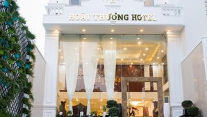 Hoài Thương-hotellets exteriör med en imponerande entré, stora fönster och en väl underhållen fasad.