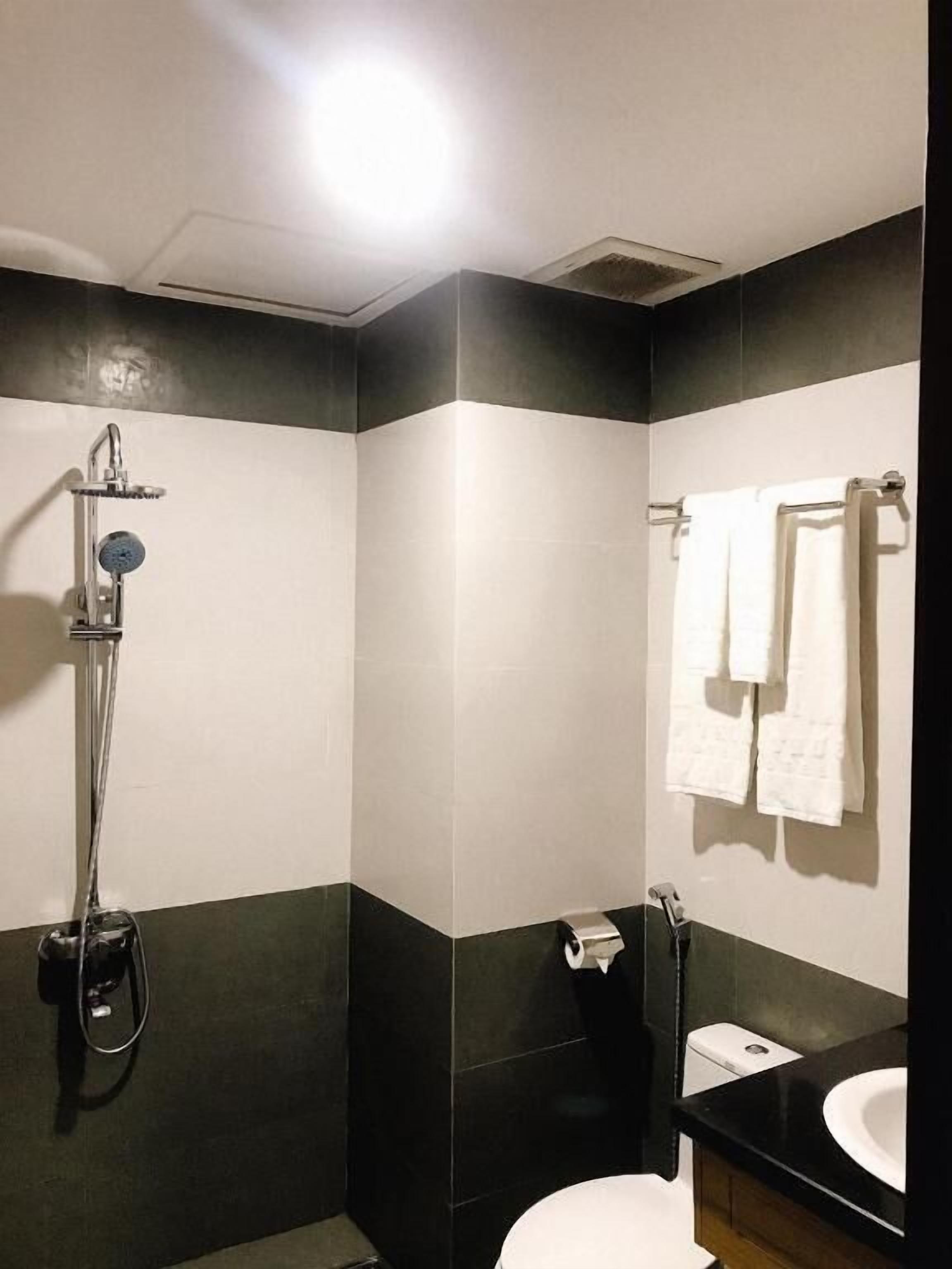 Classic Studio, Balcony, City View | Bathroom