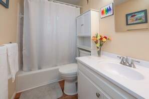 Bathroom - Clean, comfortable 3BR/1.5BA in Gladstone with dog-friendly fenced yard, all bedrooms/baths on the ground floor, and easy highway access. Available 5/15–7/31 (Gladstone)