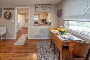 Dining - Clean, comfortable 3BR/1.5BA in Gladstone with dog-friendly fenced yard, all bedrooms/baths on the ground floor, and easy highway access. Available 5/15–7/31 (Gladstone)