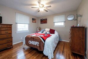 Room - Clean, comfortable 3BR/1.5BA in Gladstone with dog-friendly fenced yard, all bedrooms/baths on the ground floor, and easy highway access. Available 5/15–7/31 (Gladstone)