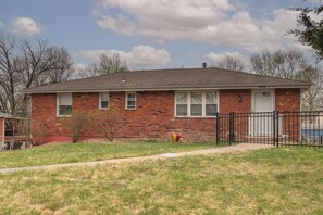 Exterior - Clean, comfortable 3BR/1.5BA in Gladstone with dog-friendly fenced yard, all bedrooms/baths on the ground floor, and easy highway access. Available 5/15–7/31 (Gladstone)