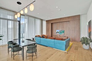 TV, offices - Stunning New 1/1 Condo, Downtown Miami Best Area (Miami)