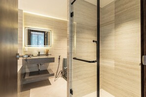 Suite studio Deluxe, 1 très grand lit, baignoire, vue sur la ville | Salle de bain | Douche, pomme de douche hydromassante, articles de toilette griffés