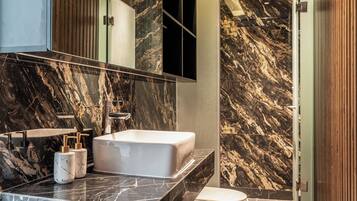 Suite Premium, no fumadores, vistas a la ciudad | Baño | Artículos de higiene personal gratuitos, secador de pelo y toallas