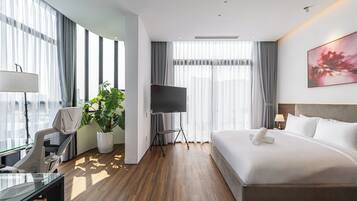 Suite Business, no fumadores, vistas a la ciudad | Tabla de planchar con plancha y wifi gratis