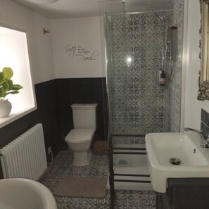 Hair dryer, towels, soap, toilet paper - Cosy Romantic Cottage with Parking a short drive from the North Lakes & Pennines (Penrith)