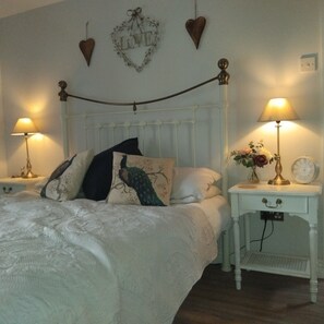Iron/ironing board, Internet, bed sheets - Cosy Romantic Cottage with Parking a short drive from the North Lakes & Pennines (Penrith)