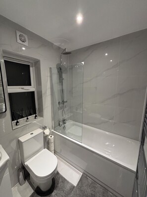 Hair dryer, towels, soap, toilet paper - Stylish 1 Bedroom Apartment in East Croydon - Fast Link To Gatwick Airport (Croydon)