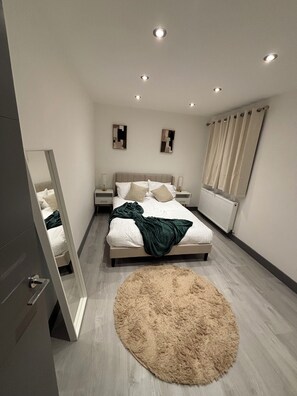 1 bedroom, iron/ironing board, WiFi, bed sheets - Stylish 1 Bedroom Apartment in East Croydon - Fast Link To Gatwick Airport (Croydon)