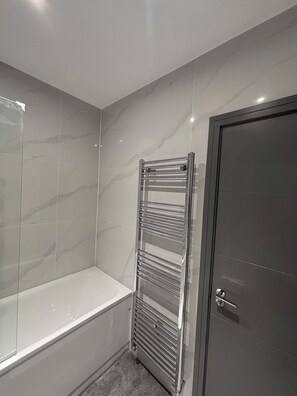 Hair dryer, towels, soap, toilet paper - Stylish 1 Bedroom Apartment in East Croydon - Fast Link To Gatwick Airport (Croydon)