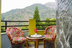 Comfort Cottage, Courtyard View | Property grounds - ELIVAAS Zephyr Luxury cottages (Dhanaulti)
