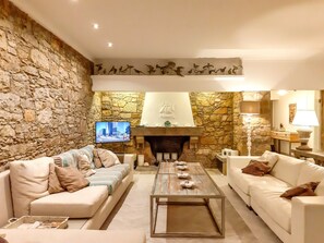 TV, fireplace - Holiday Home 'Casa Nau in Front of the Beach' with Sea View, Private Garden and Wi-Fi (Colares)