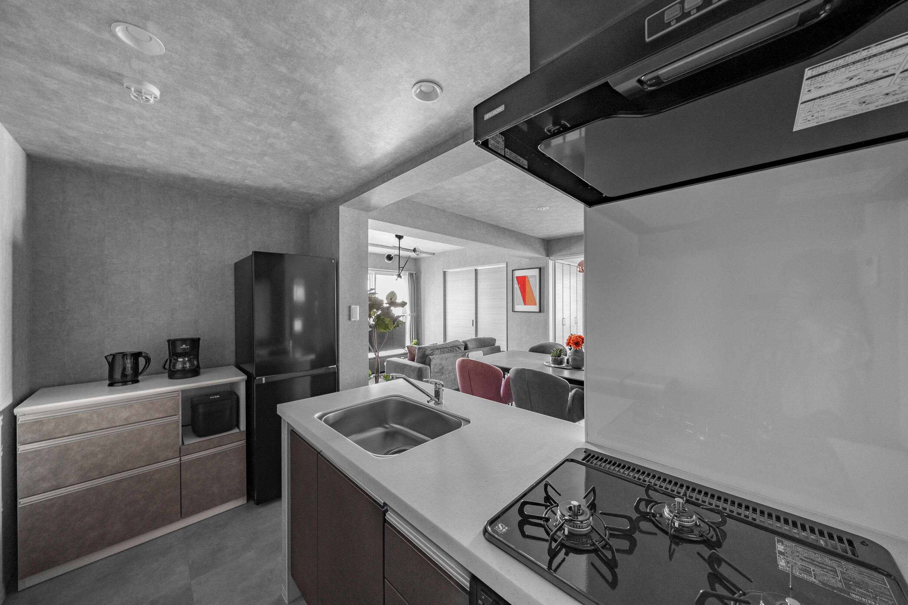 Departamento | Cocina privada | Refrigerador, microondas, parrilla de estufa y arrocera 