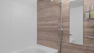 Apartment | Bathroom | Combined shower/tub, free toiletries, hair dryer, bidet