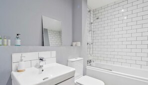 Towels, soap, toilet paper - Wonderful 1-bedroom apartment in Birmingham 10 (Birmingham)