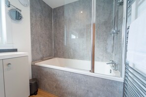 Hair dryer, towels - Rowantree Cottage near Oban (Glencruitten)
